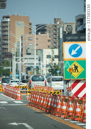 都市の朝の通勤時間の車の列と道路の工事現場の様子 117383130