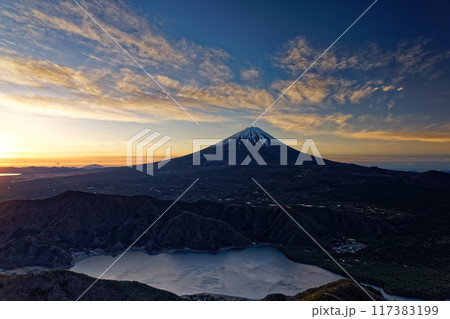 御坂山地・雪頭ヶ岳から見る富士山・西湖と朝焼け雲 117383199