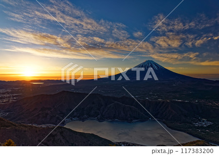 御坂山地・雪頭ヶ岳から見る朝日と富士山・西湖 御坂山地・雪頭ヶ岳から見る朝日と富士山・西湖 117383200