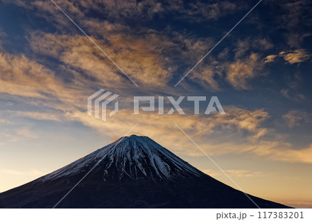 御坂山地・雪頭ヶ岳から見る富士山と朝焼け雲 117383201