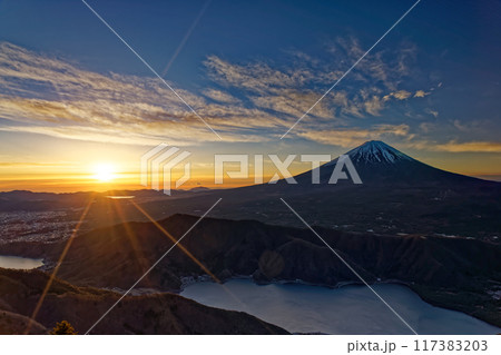 御坂山地・雪頭ヶ岳から見る朝日と富士山・西湖 117383203