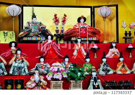 お雛様を飾って 117383337