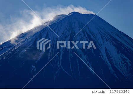 御坂山地・鬼ヶ岳から見る雪煙上がる富士山 御坂山地・鬼ヶ岳から見る雪煙上がる富士山 117383343