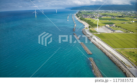 富山県入善町 下新川海岸沿岸の様子 洋上風力発電風車など 富山県入善町 下新川海岸沿岸の様子 洋上風力発電風車など 117383572