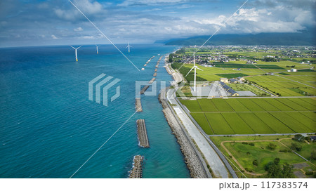 富山県入善町 下新川海岸沿岸の様子 洋上風力発電風車など 富山県入善町 下新川海岸沿岸の様子 洋上風力発電風車など 117383574