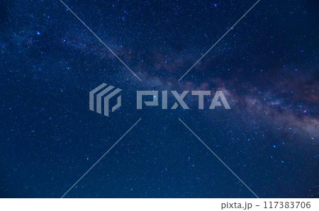 星空：美しい銀河と輝く星々の夜空 117383706
