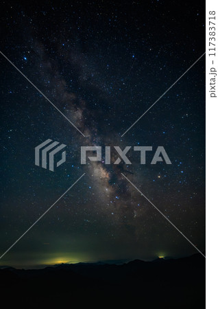 星空:美しい銀河と輝く星々の夜空 星空:美しい銀河と輝く星々の夜空 117383718