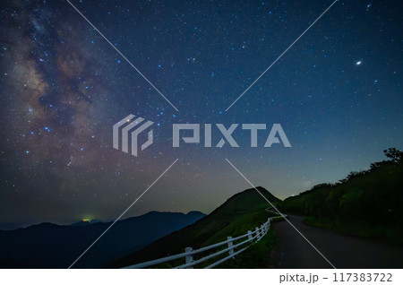 星空と山道：美しい銀河と夜空の景色 117383722