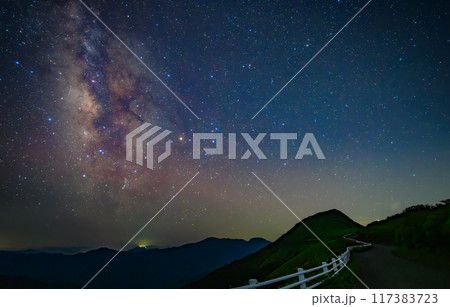 星空と山道：美しい銀河と夜空の景色 117383723