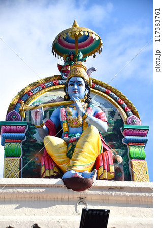 ヒンドゥー教の神様、笛を吹くクリシュナ神 117383761