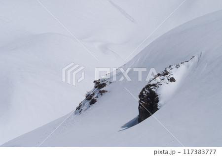 春の残雪多し雪山 立山室堂平 春の残雪多し雪山 立山室堂平 117383777