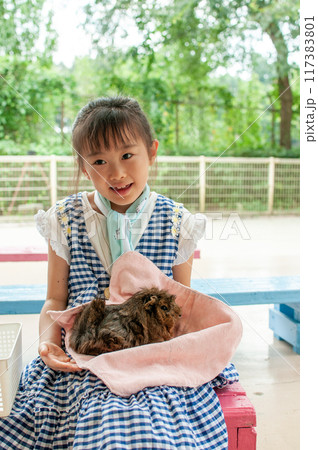 小動物とふれあう女の子 117383801