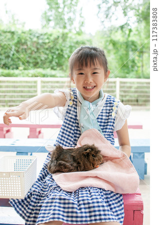小動物とふれあう女の子 117383808