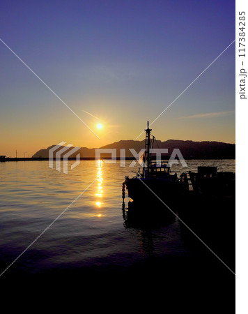 漁船と朝日 117384285