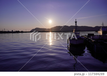 早朝の漁港 117384289