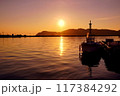 串本漁港の朝日 117384292