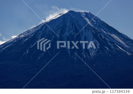 御坂山地・鬼ヶ岳から見る雪煙上がる富士山 御坂山地・鬼ヶ岳から見る雪煙上がる富士山 117384339
