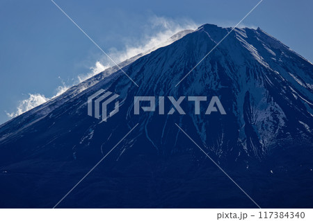 御坂山地・鬼ヶ岳から見る雪煙上がる富士山 117384340