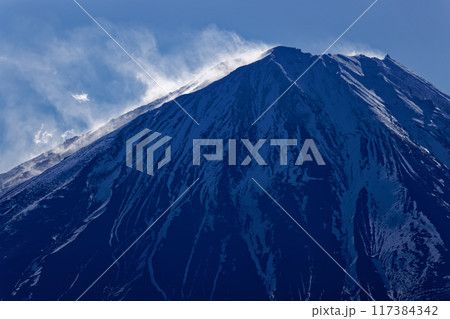 御坂山地・鬼ヶ岳から見る雪煙上がる富士山 117384342