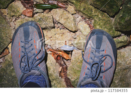 ライトで照らした足元 117384355