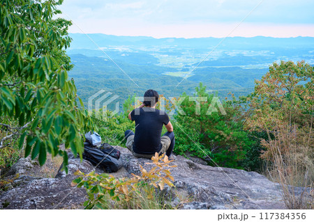 山で休憩している男性 117384356