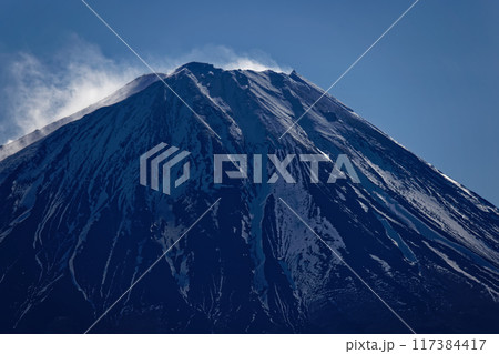 御坂山地・王岳から見る雪煙上がる富士山 117384417