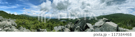 高見石から見る白駒池と苔の森原生林のパノラマ【北八ヶ岳・八千穂高原】長野県 高見石から見る白駒池と苔の森原生林のパノラマ【北八ヶ岳・八千穂高原】長野県 117384468