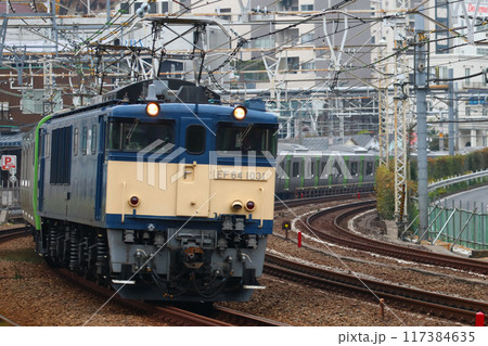配給列車 E235系山手線を牽引するEF64 配給列車 E235系山手線を牽引するEF64 117384635