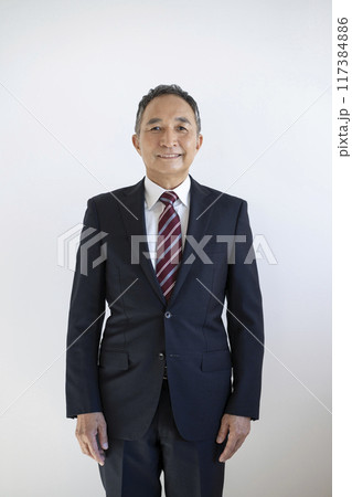 カメラ目線で笑顔の60代のビジネスマン カメラ目線で笑顔の60代のビジネスマン 117384886