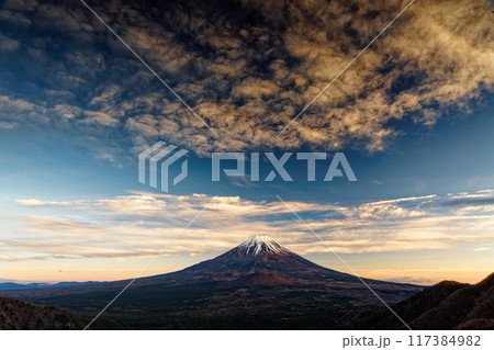 精進峠から見る富士山と夕焼け雲 精進峠から見る富士山と夕焼け雲 117384982