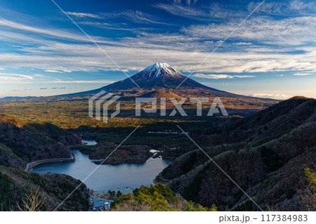 精進峠から見る夕暮れの富士山と精進湖 精進峠から見る夕暮れの富士山と精進湖 117384983
