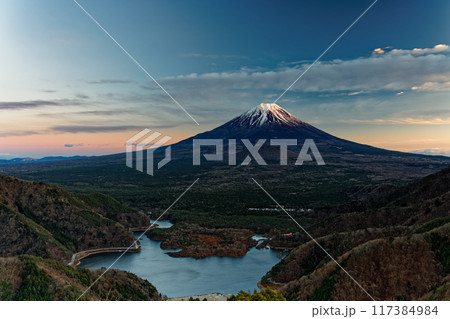 精進峠から見る夕照の富士山と精進湖 精進峠から見る夕照の富士山と精進湖 117384984