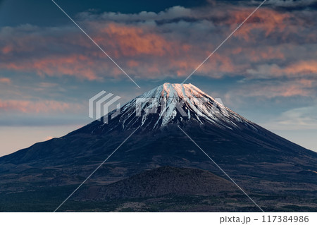 精進峠から見る富士山と夕焼け雲 117384986