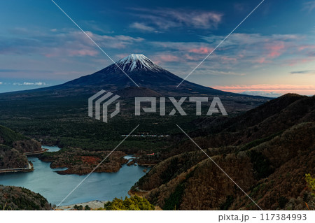 精進峠から見る残照の富士山と精進湖 精進峠から見る残照の富士山と精進湖 117384993