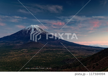 精進峠から見る残照の富士山 117384994