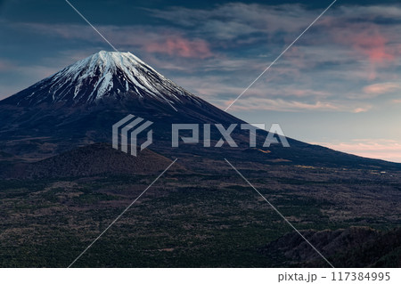 精進峠から見る残照の富士山 117384995