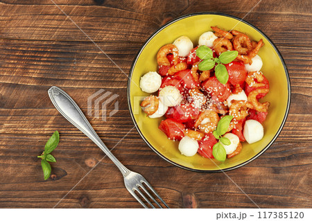 Grilled shrimp and watermelon salad 117385120