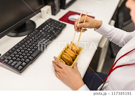 いなり寿司を食べる 117385191