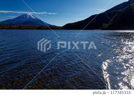精進湖湖畔から見る冬の富士山 117385318
