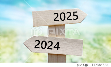 2025と2024文字入り道しるべと青空と緑 2025と2024文字入り道しるべと青空と緑 117385388