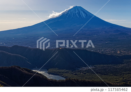 御坂山地・王岳稜線から見る富士山と西湖 117385462