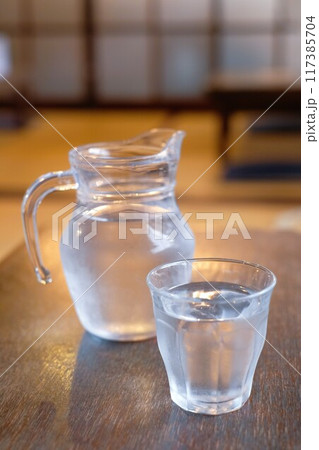 水の入ったグラスとピッチャー 水の入ったグラスとピッチャー 117385704