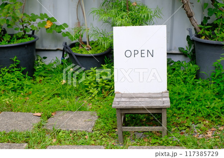 店舗前に設置された木製の看板 117385729