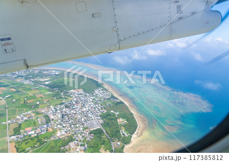 空撮 石垣空港から出発した飛行機から見る離島風景 空撮 石垣空港から出発した飛行機から見る離島風景 117385812