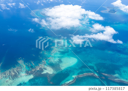 空撮 石垣空港から出発した飛行機から見る離島風景 空撮 石垣空港から出発した飛行機から見る離島風景 117385817