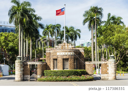 The main gate of National Taiwan University. Originally the front gate of Taihoku Imperial University during Japanese rule.  117386331