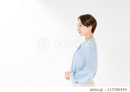 ポートレート　横向きの女性 117386459