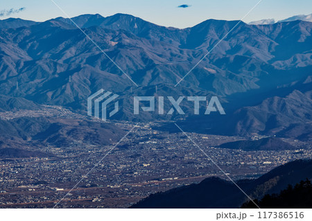 冬の御坂山地・鬼ヶ岳から見る甲武信ヶ岳方面の山並み 117386516