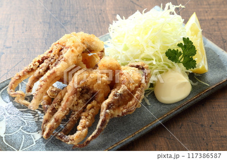 食卓のいかのゲソ揚げ 117386587