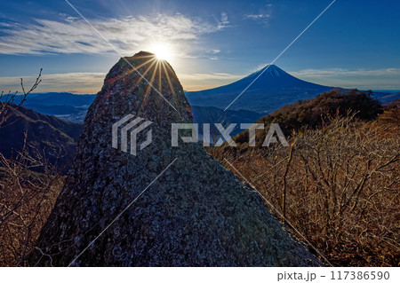 御坂山地・鬼ヶ岳山頂の鬼ヶ岩と富士山 御坂山地・鬼ヶ岳山頂の鬼ヶ岩と富士山 117386590